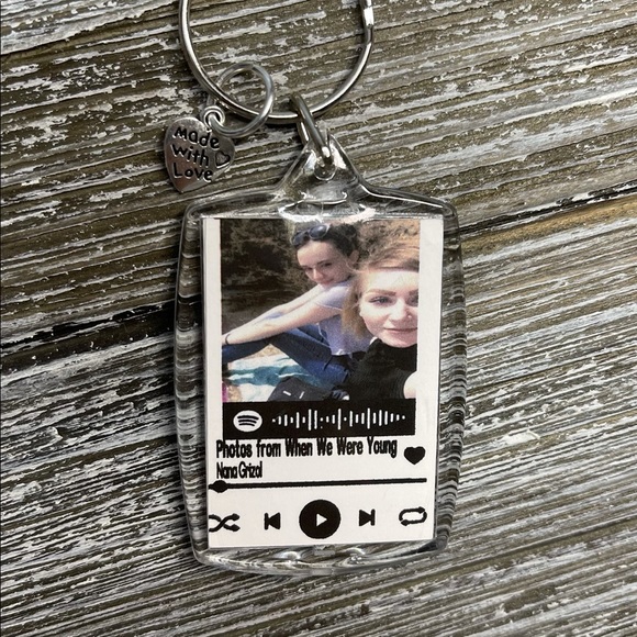 Custom Spotify keychain - Picture 2 of 4